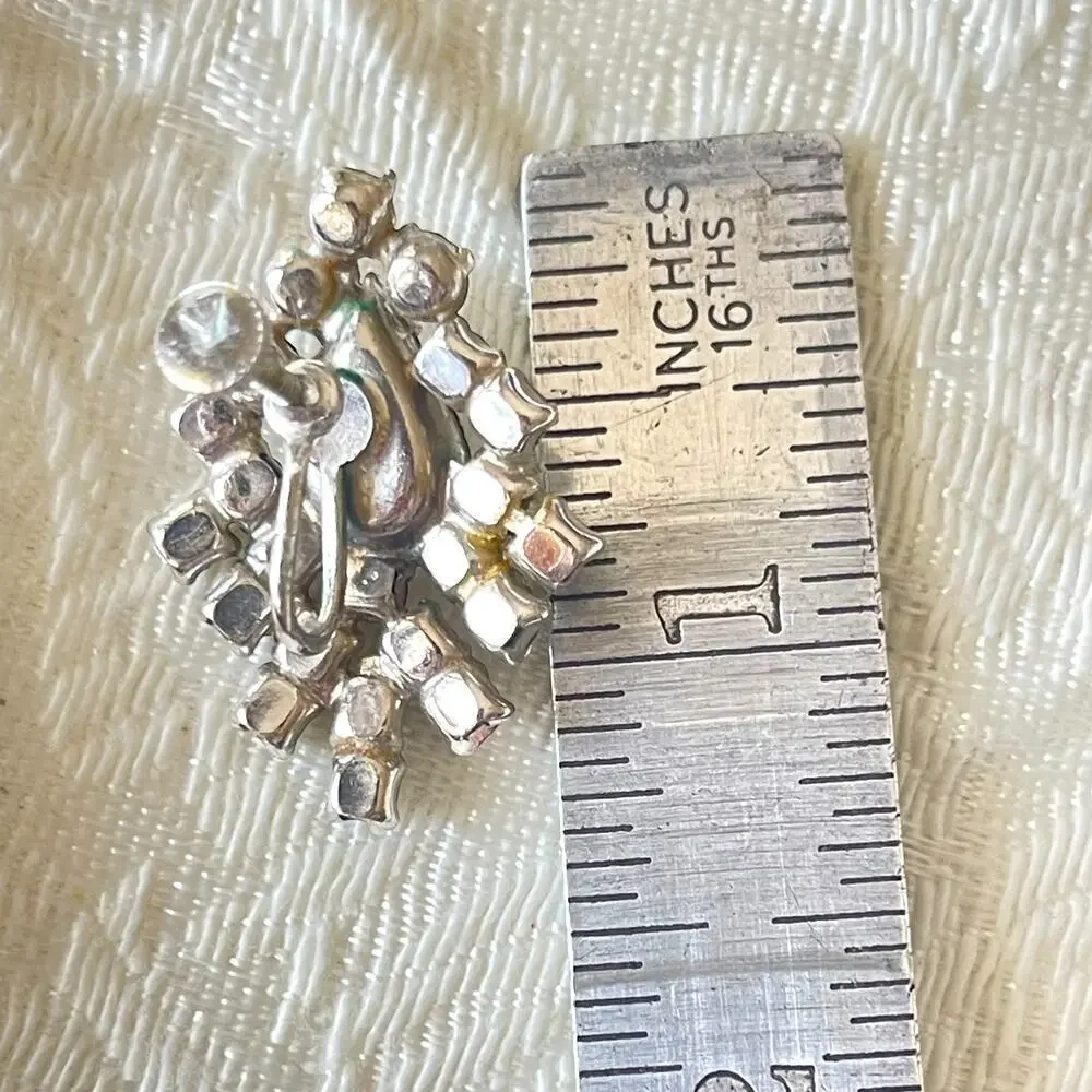1.25” Screw Back 1950s Teardrop Cluster Crystal Rhinestone Earrings Silver Metal